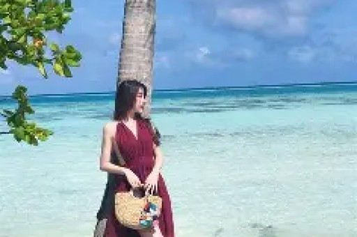 德云社孙越近期陷入耍大牌争议事发停车场路人偶遇上前问好索要签名虽口头应声却未停下脚步径直上车离开这段视频流出后引发网友