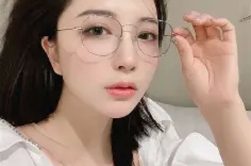 斗鱼女主播忘关摄像头私密画面流出！虚假人设彻底翻车